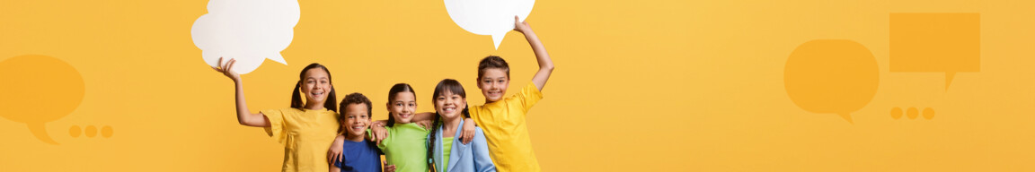 Fünf lachende Kinder unterschiedlicher Herkunft als Gruppe vor orangefarbenem Hintergrund, zwei halten Papier-Sprechblasen