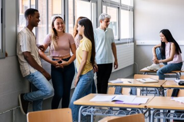 Diverse young high school students hanging out in classroom during break. Education lifestyle and youth concept; Shutterstock ID 2593690597; client: 837; job: picturemaxx; other: susanne.finke@cornelsen.de; purchase_order: picturemaxx
Diverse young high school students hanging out in classroom during break. Education lifestyle and youth concept