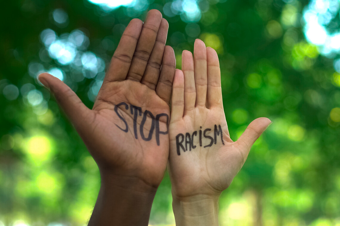 Hände auf denen steht Stop Racism
