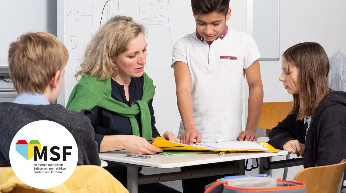 Lehrerin mit Schüler am Pult