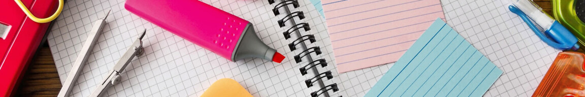 Büromaterial auf Schreibtisch: Block, Stifte, Marker, Papier, Büroklammern und mehr.