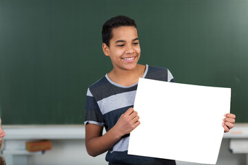 Junge hält vor einer Tafel ein Referat