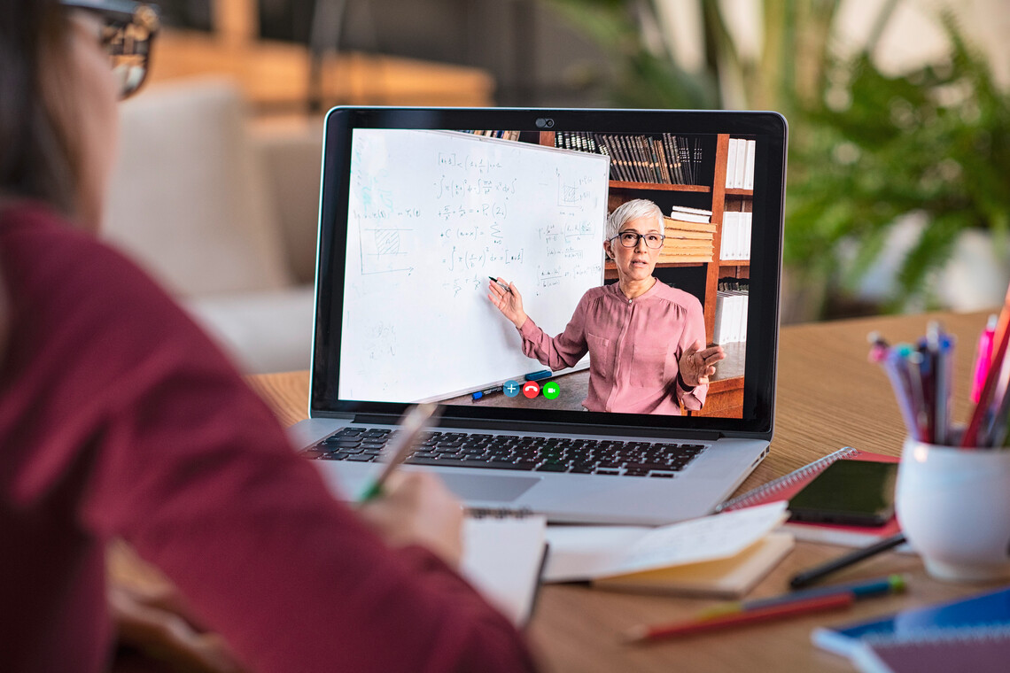 Lehrerin im Online-Unterricht