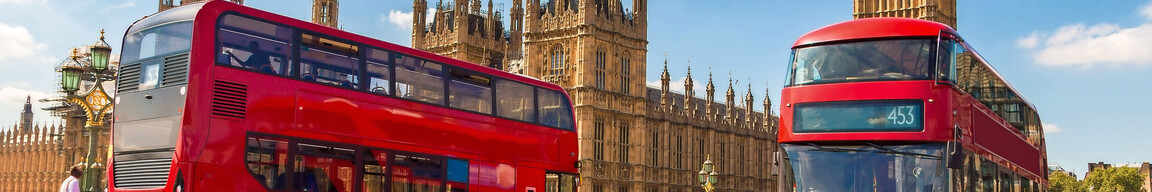 Englische Doppeldeckerbusse auf einer Straße in London