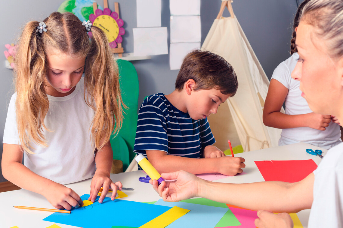 Schüler*innen basteln Lernmobiles