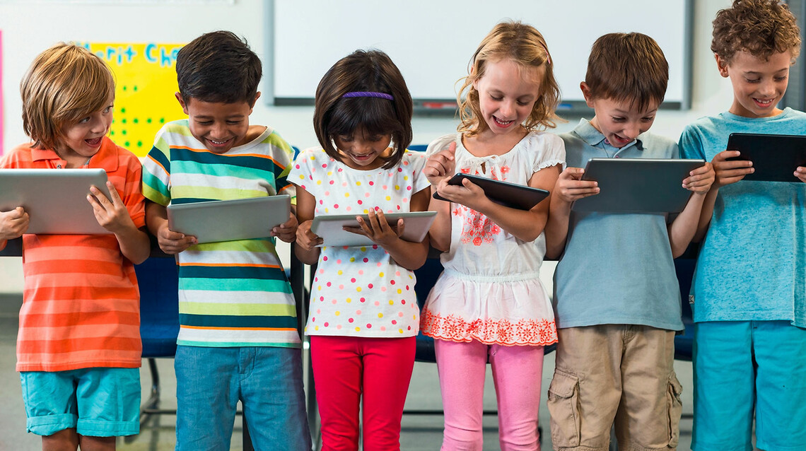 Grundschüler*innen mit Tablets