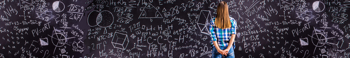 Eine Schülerin vor einer Tafel mit Formeln