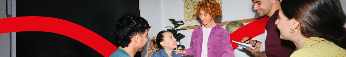 Vier junge Erwachsene und eine Frau mit Locken unterhalten sich, im Hintergrund illustriertes rotes Band, das alle verbindet