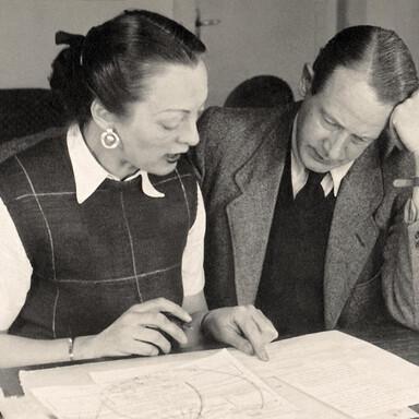 Franz und Hildegard Cornelsen bei der Arbeit an einem Schulbuch
