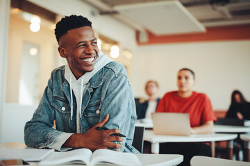 Schüler im Klassenzimmer lacht im Psychologie Unterricht