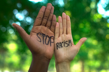 Zwei Hände mit der Aufschrift "Stop Racism"