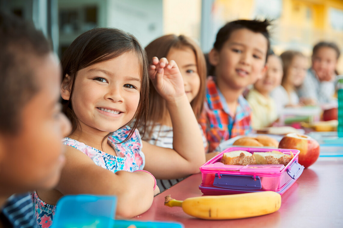 Grundschüler*innen mit Frühstück im Klassenzimmer