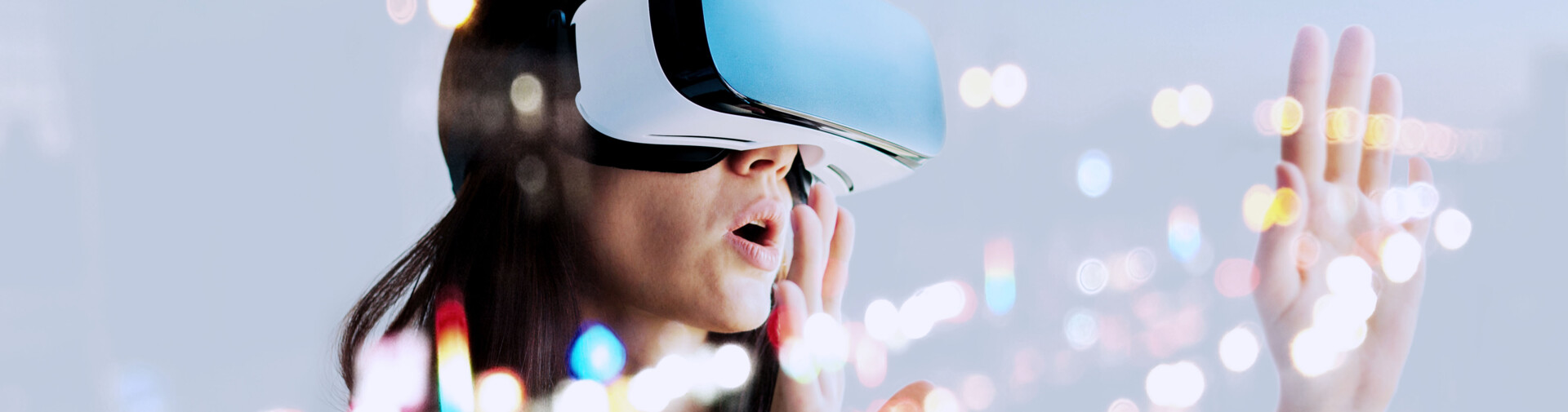 Junge Frau mit einer Virtual Reality Brille