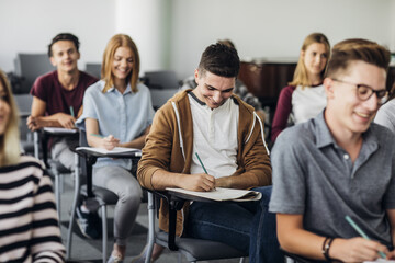 Schüler/-innen im Unterricht lernen für Wirtschaft