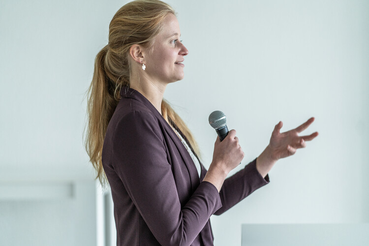 Sabrina Effenberger mit Mikrofon