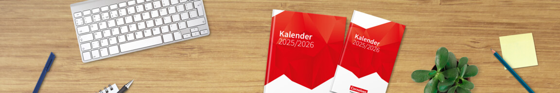 Zwei rote Cornelsen-Kalender 2025/2026 auf einem Schreibtisch mit Tastatur, Kalenderblatt, Stiften, Kaffeetasse und Pflanze