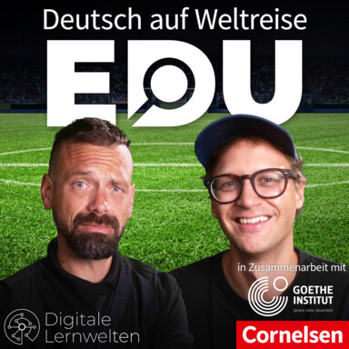 Florian Sochatzy und Benjamin Heinz vor einem Fußballhintergrund.