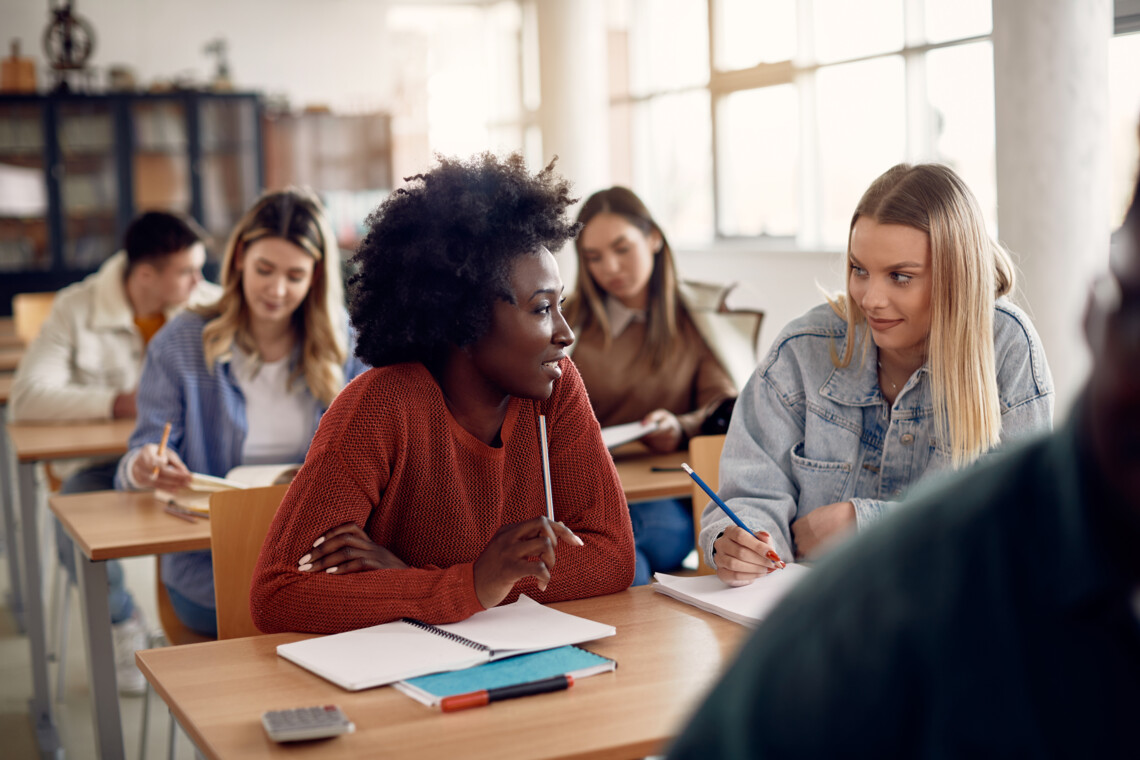 African American student talking to her female friend during a class at the university. ; Shutterstock ID 1955322715; client: 836; job: picturemaxx; other: susanne.finke@cornelsen.de; purchase_order: picturemaxx
Afroamerikanische Studentin, die während eines Unterrichts an der Universität mit ihrer Freundin redet. 