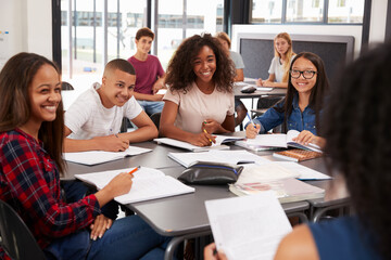 Schüler/-innen unterhalten sich am Tisch