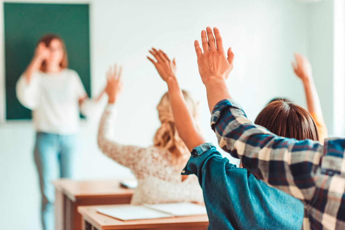 Schüler melden sich im Klassenzimmer