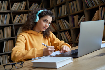 Schülerin lernt Englisch am Laptop