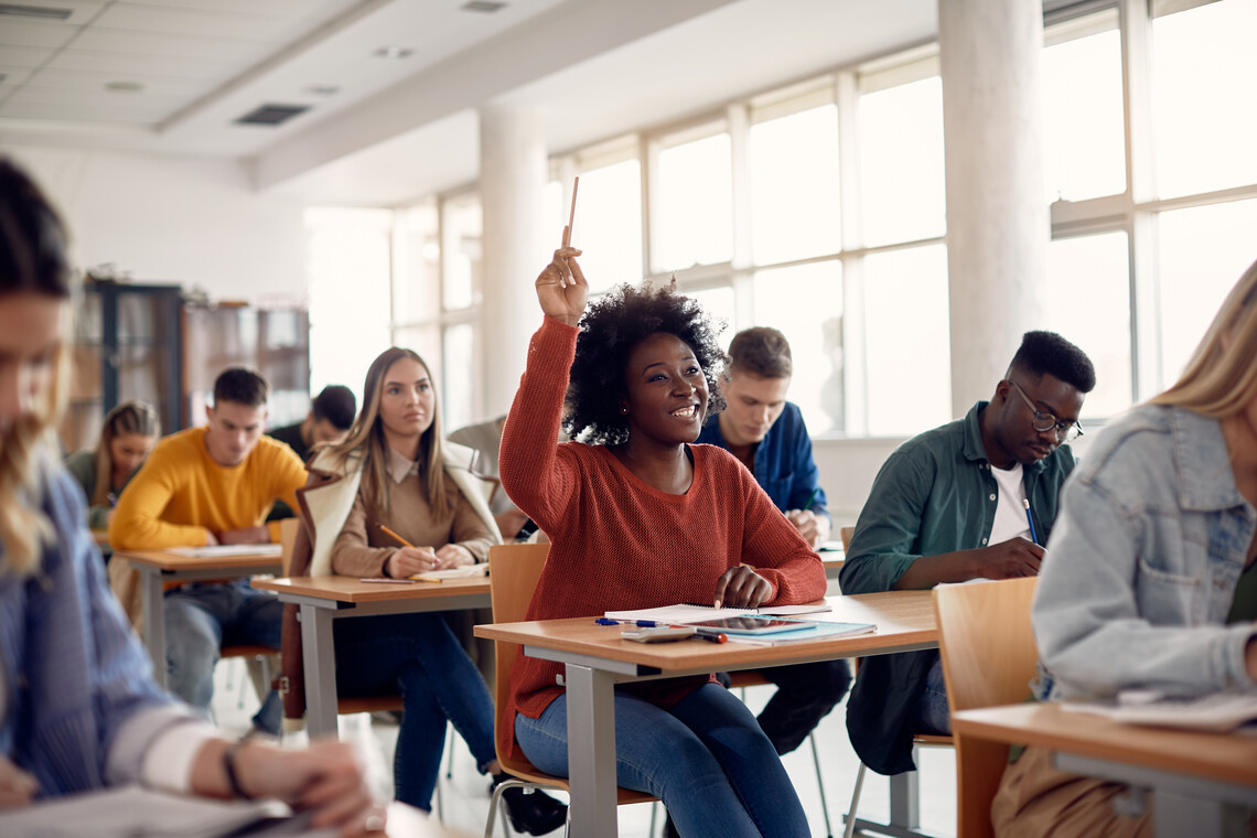 Schülerin meldet sich im Klassenzimmer