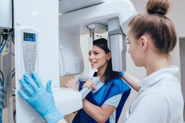 Zahnmedizinische Fachangestellte beim Röntgen