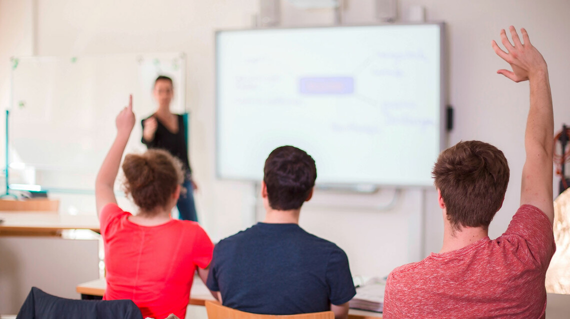 Lehrerin mit Whiteboard im Klassenzimmer