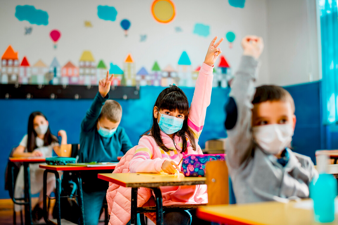 Grundschüler*innen mit Maske in der Schule