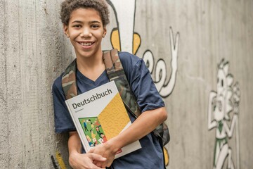 Junge mit dem Deutschbuch von Cornelsen
