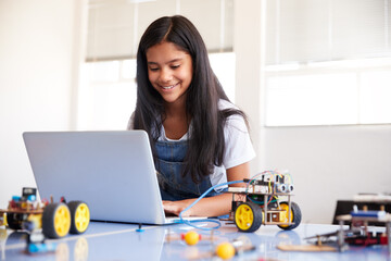 Mädchen am Computer mit einem Roboter