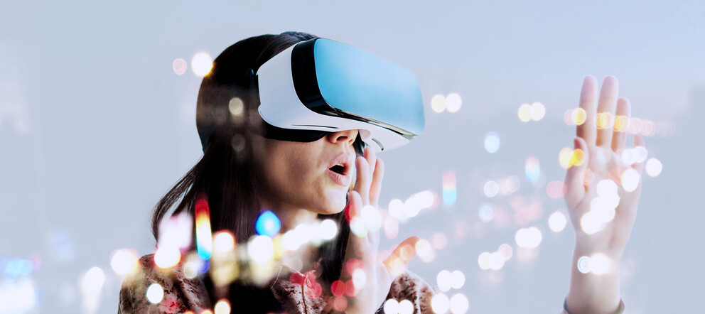 Junge Frau mit einer Virtual Reality Brille
