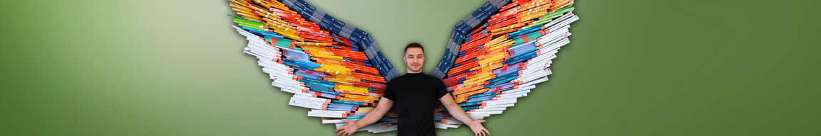 James Trevino mit Flügeln aus Büchern