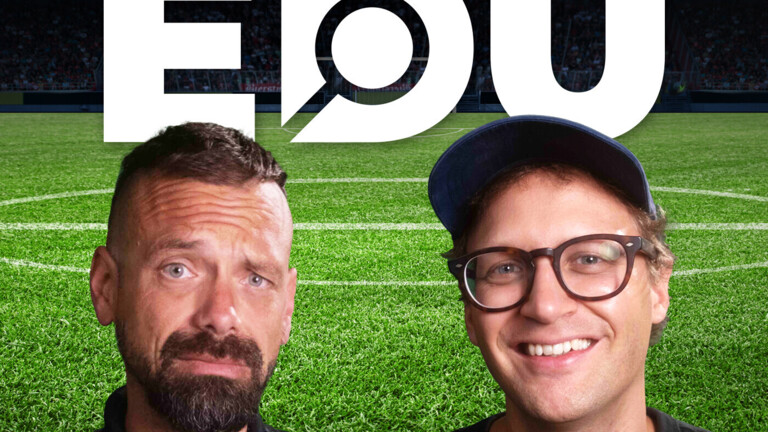 Florian Sochatzy und Benjamin Heinz vor einem Fußballhintergrund.